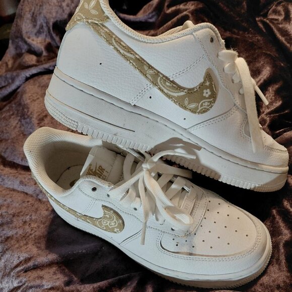 Nike White Air Force 1 '07 ESS White w/Gold Paisley Swoosh Sz W8 - M 6.5 - Picture 4 of 7